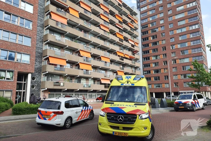 Persoon met verward gedrag gooit spullen van flat