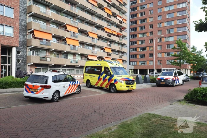 Persoon met verward gedrag gooit spullen van flat
