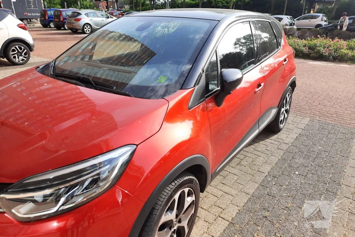 Persoon met verward gedrag gooit spullen van flat