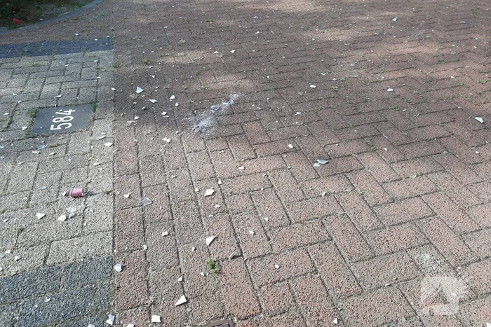 Persoon met verward gedrag gooit spullen van flat