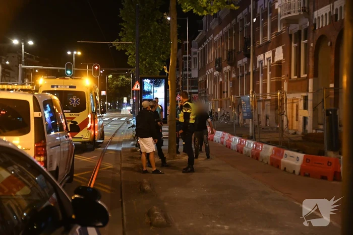 Man op straat in arm gestoken