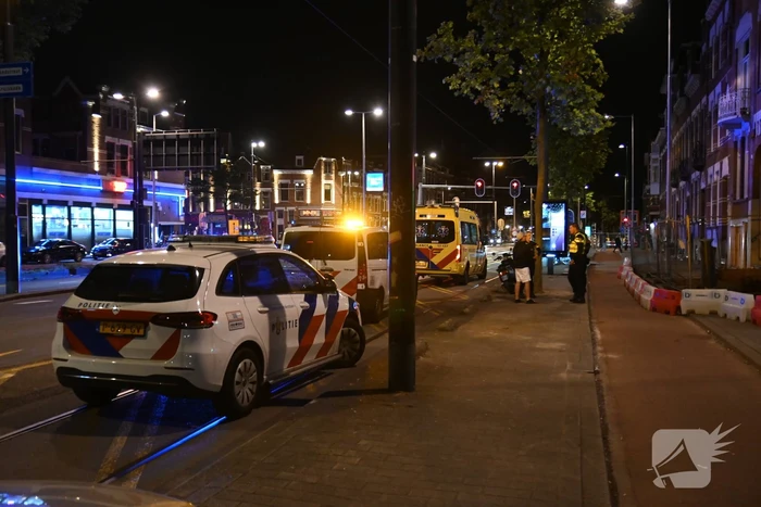 Man op straat in arm gestoken
