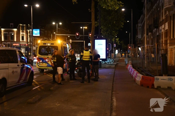 Man op straat in arm gestoken