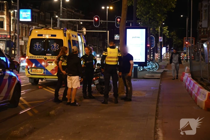 Man op straat in arm gestoken