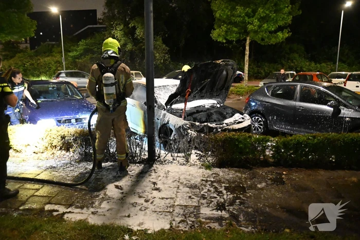 Autobrand op parkeerplaats bij metrostation