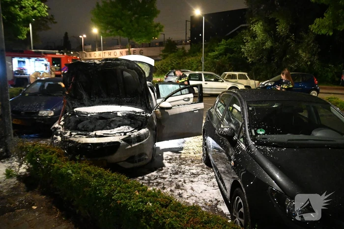 Autobrand op parkeerplaats bij metrostation