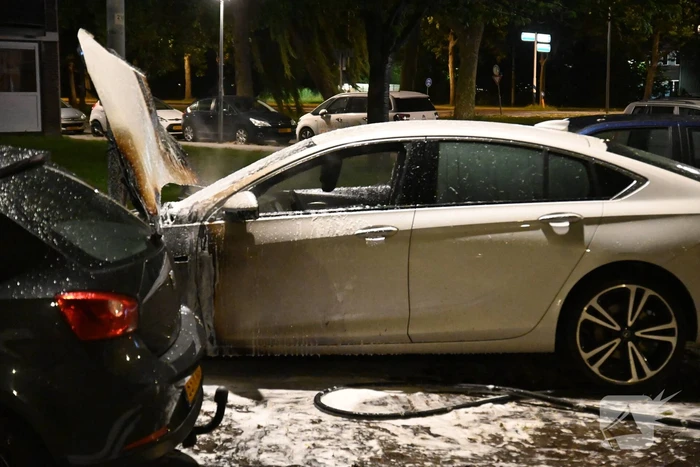 Autobrand op parkeerplaats bij metrostation