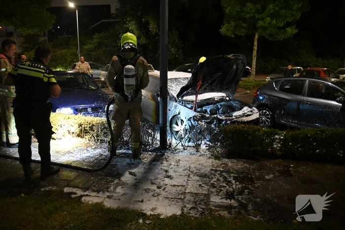 Autobrand op parkeerplaats bij metrostation