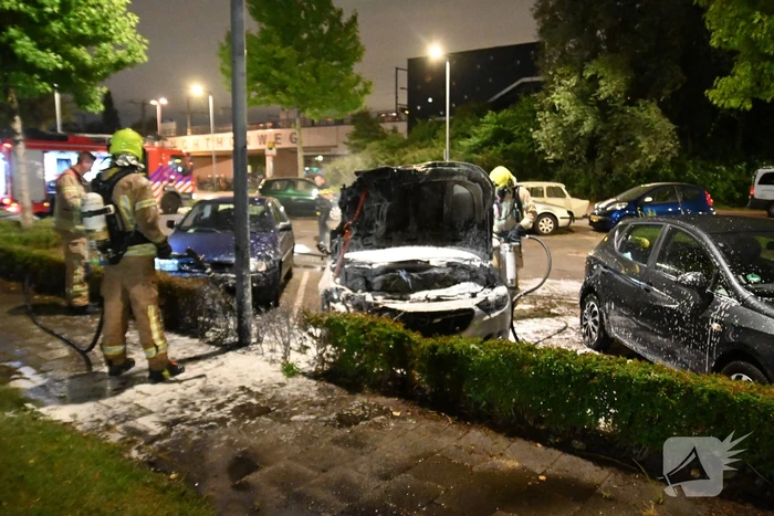 Autobrand op parkeerplaats bij metrostation