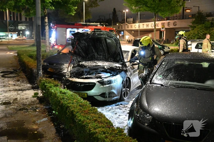 Autobrand op parkeerplaats bij metrostation