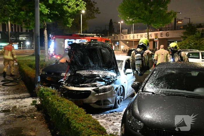 Autobrand op parkeerplaats bij metrostation