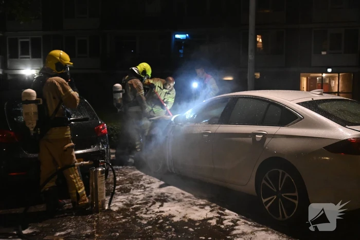 Autobrand op parkeerplaats bij metrostation