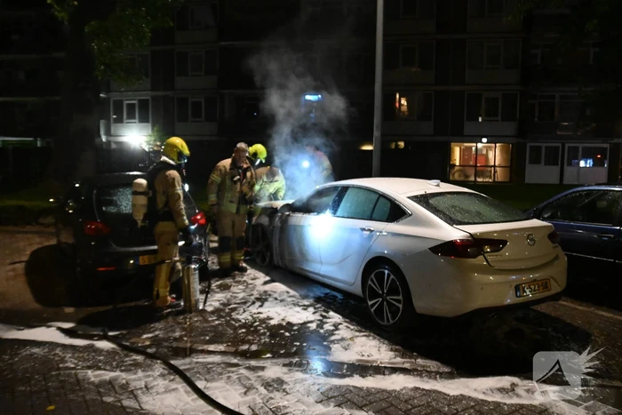 Autobrand op parkeerplaats bij metrostation