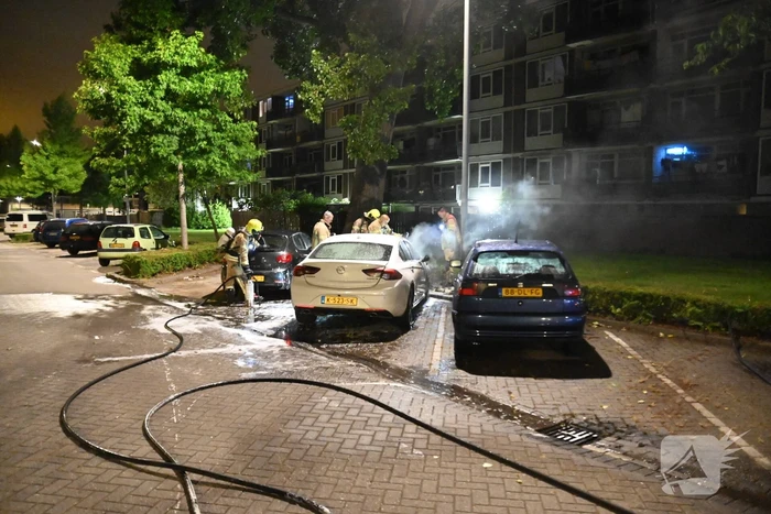 Autobrand op parkeerplaats bij metrostation