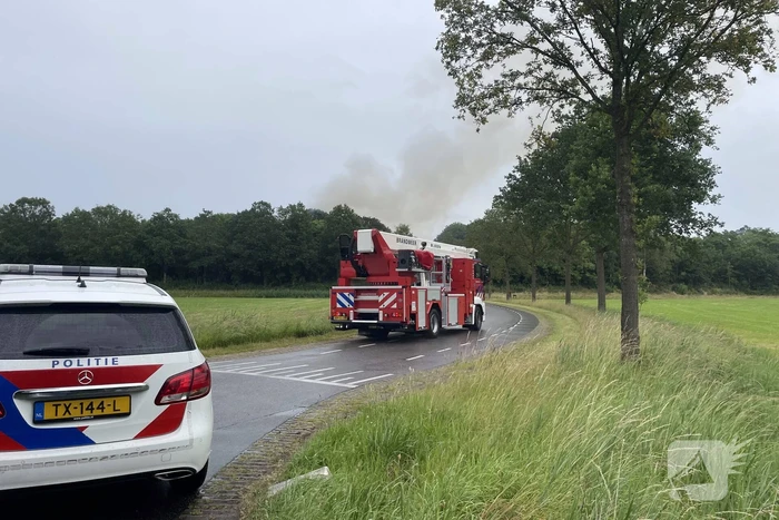 Schuur met pluimvee verwoest vanwege brand