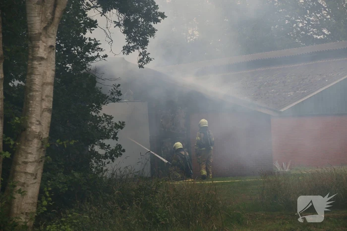 Schuur met pluimvee verwoest vanwege brand