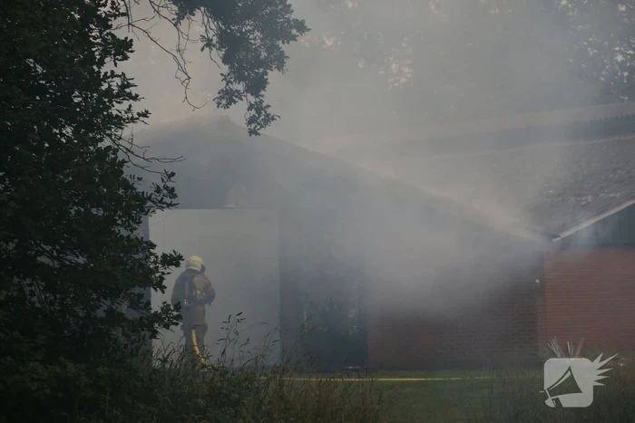 Schuur met pluimvee verwoest vanwege brand
