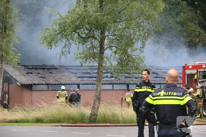 Schuur met pluimvee verwoest vanwege brand