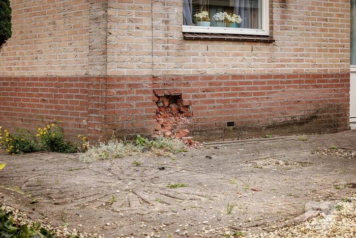 Auto knalt op hoekwoning