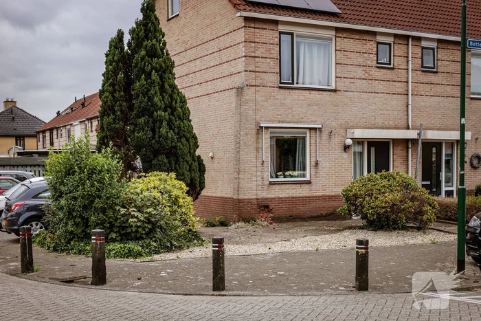 Auto knalt op hoekwoning
