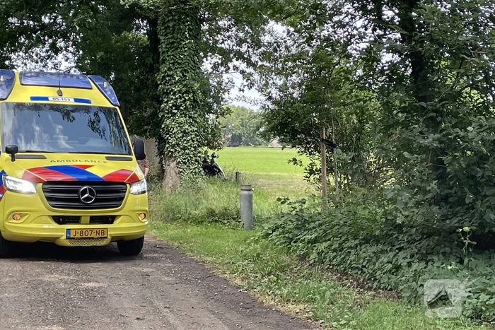 Gewonde nadat quad tegen boom rijdt
