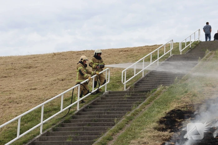 Stuk dijk in brand gestoken