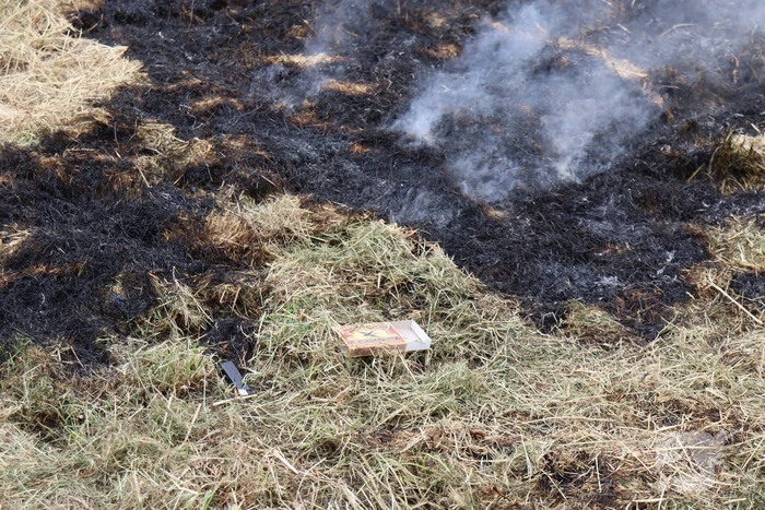 Stuk dijk in brand gestoken