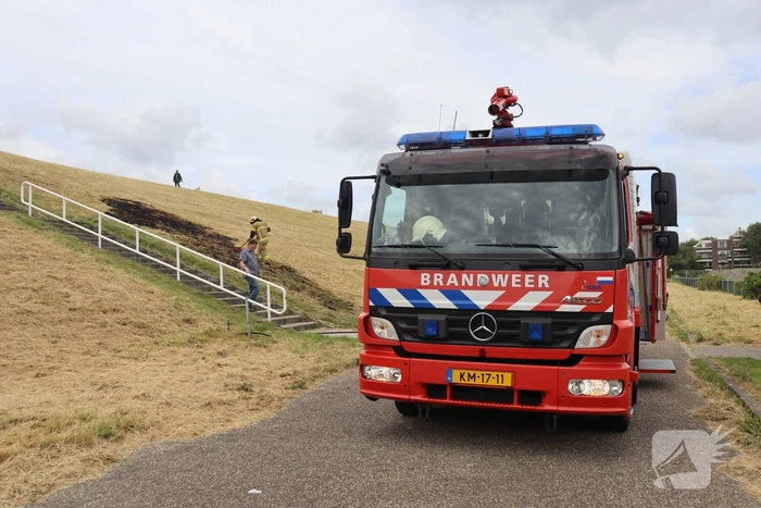 Stuk dijk in brand gestoken