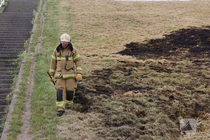 Stuk dijk in brand gestoken