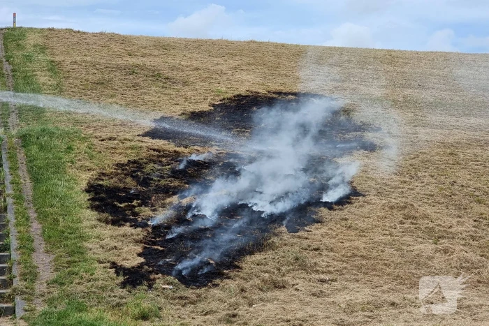 Stuk dijk in brand gestoken