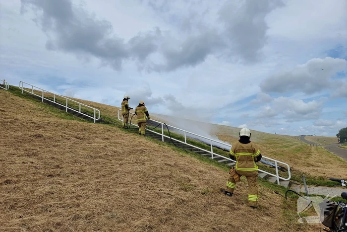 Stuk dijk in brand gestoken
