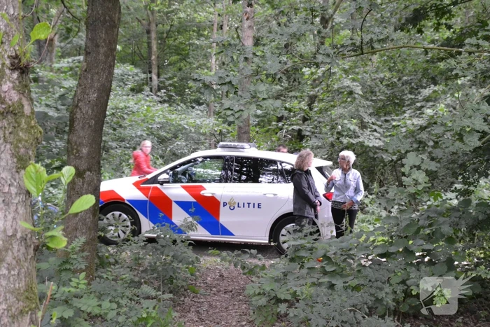 Stapel kranten in brand gestoken in het Gouwebos