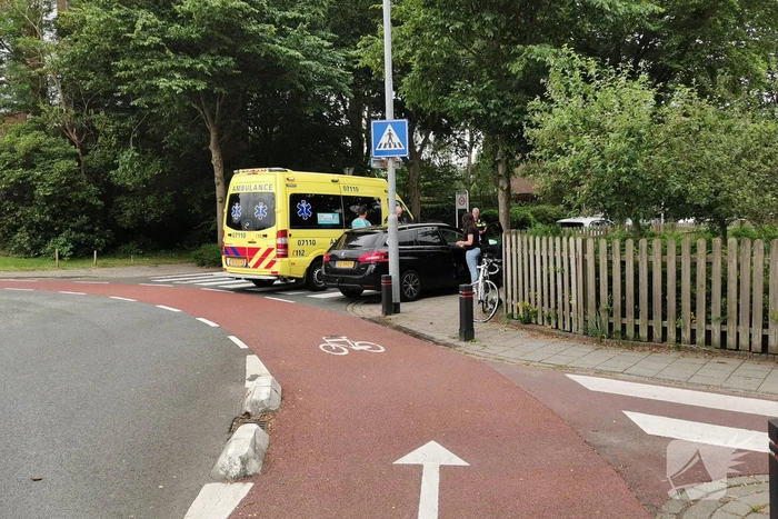 Wielrenner en auto botsen op rotonde