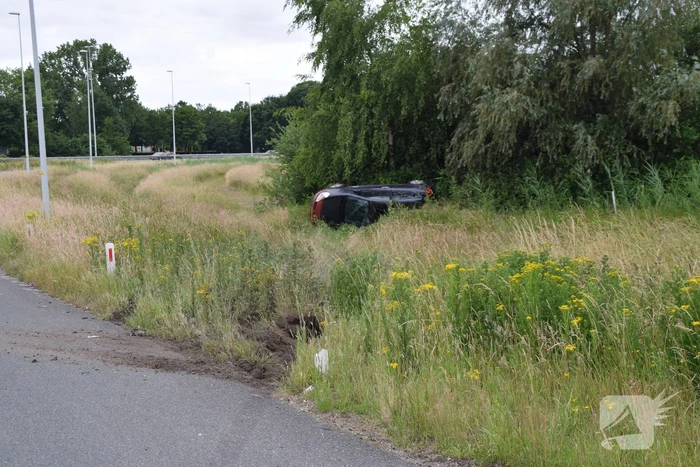 Auto slaat over de kop op oprit van snelweg