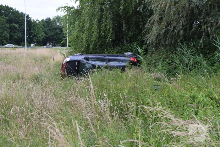 Auto slaat over de kop op oprit van snelweg
