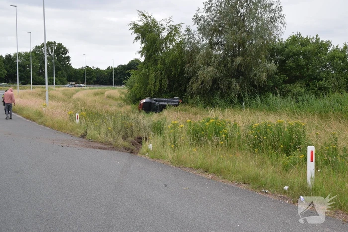 Auto slaat over de kop op oprit van snelweg