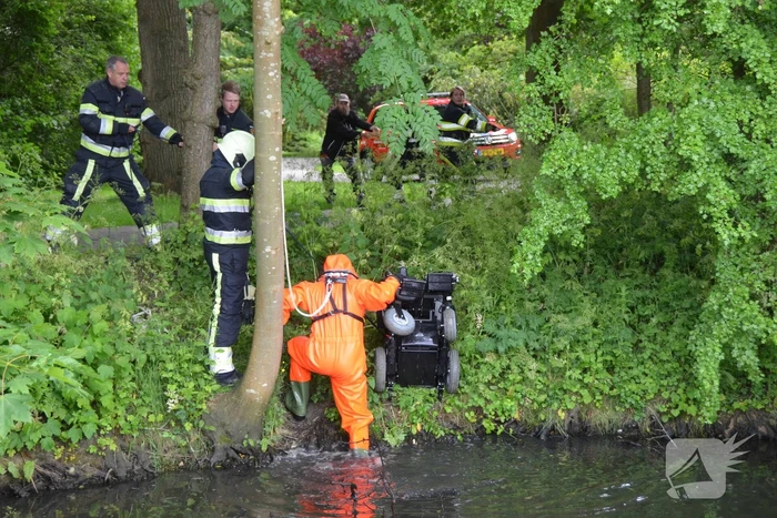 Persoon op scootmobiel raakt te water