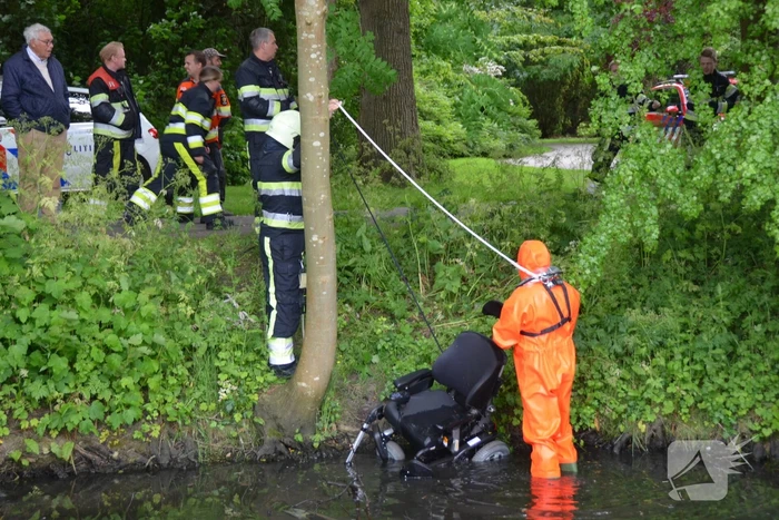 Persoon op scootmobiel raakt te water