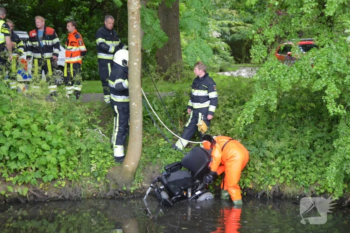 Persoon op scootmobiel raakt te water