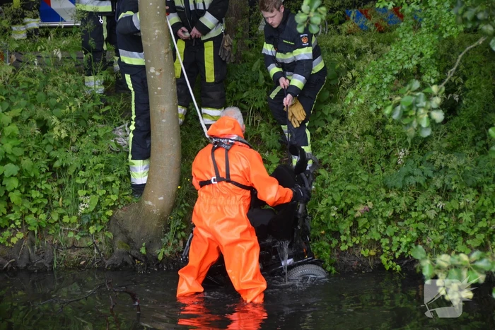 Persoon op scootmobiel raakt te water