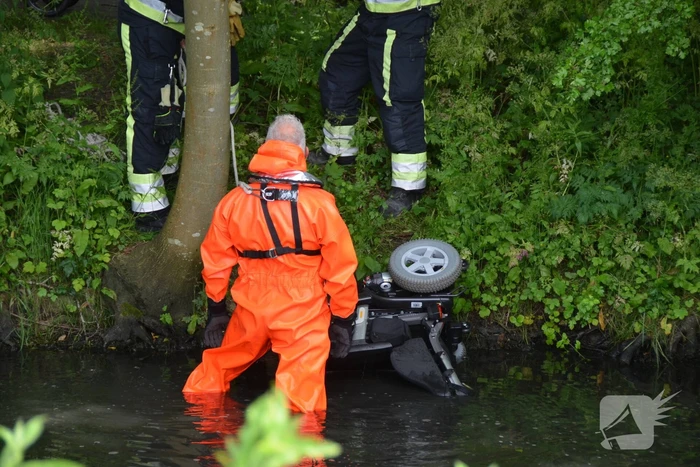 Persoon op scootmobiel raakt te water