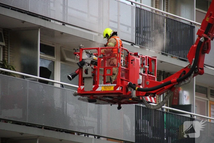 Hevige brand in portiekwoning