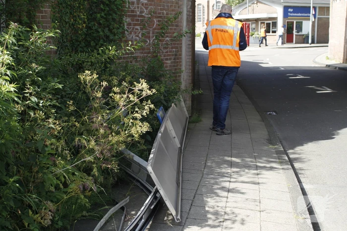 Vrachtwagen rijdt bord af van spoorbrug