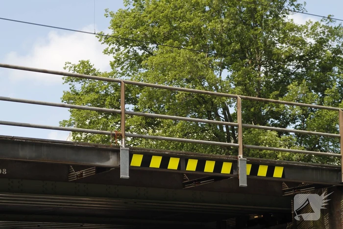 Vrachtwagen rijdt bord af van spoorbrug