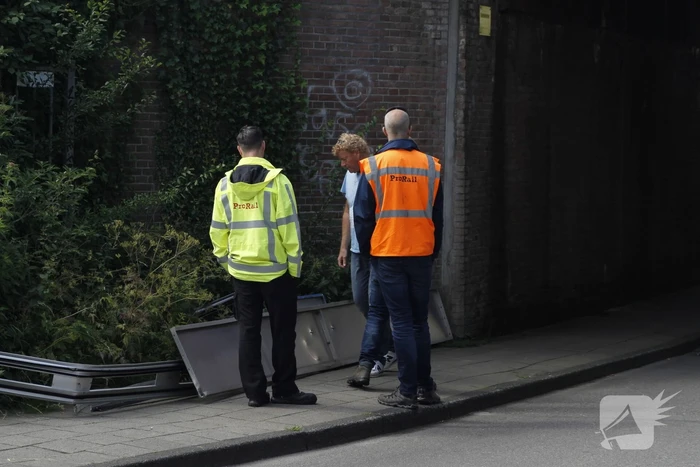 Vrachtwagen rijdt bord af van spoorbrug