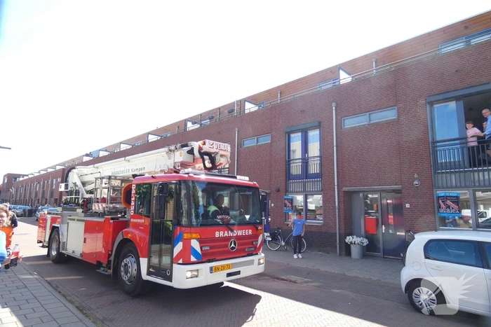 Brandweer doet onderzoek naar mogelijke brand in woning