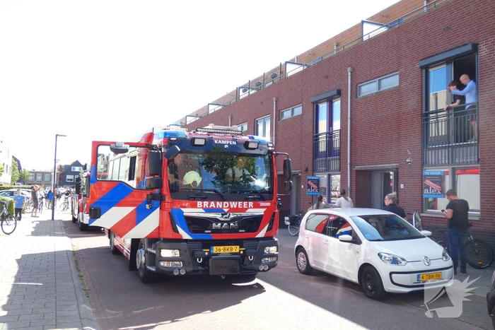 Brandweer doet onderzoek naar mogelijke brand in woning