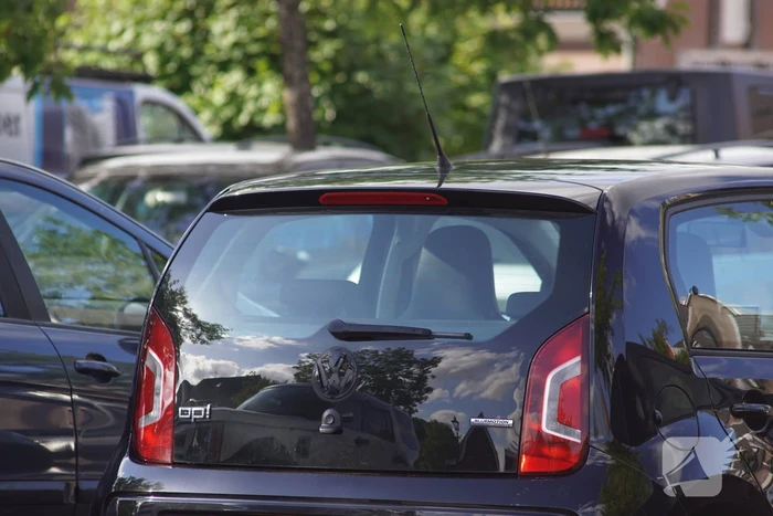 Meerdere auto emblemen gestolen op parkeerplaats