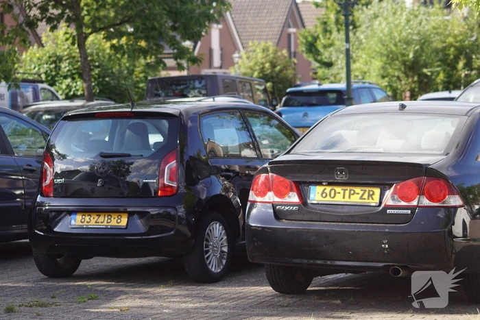 Meerdere auto emblemen gestolen op parkeerplaats