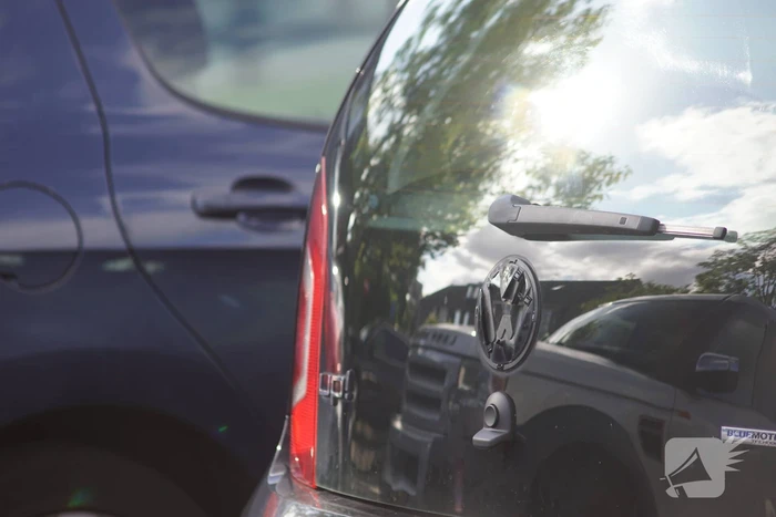 Meerdere auto emblemen gestolen op parkeerplaats